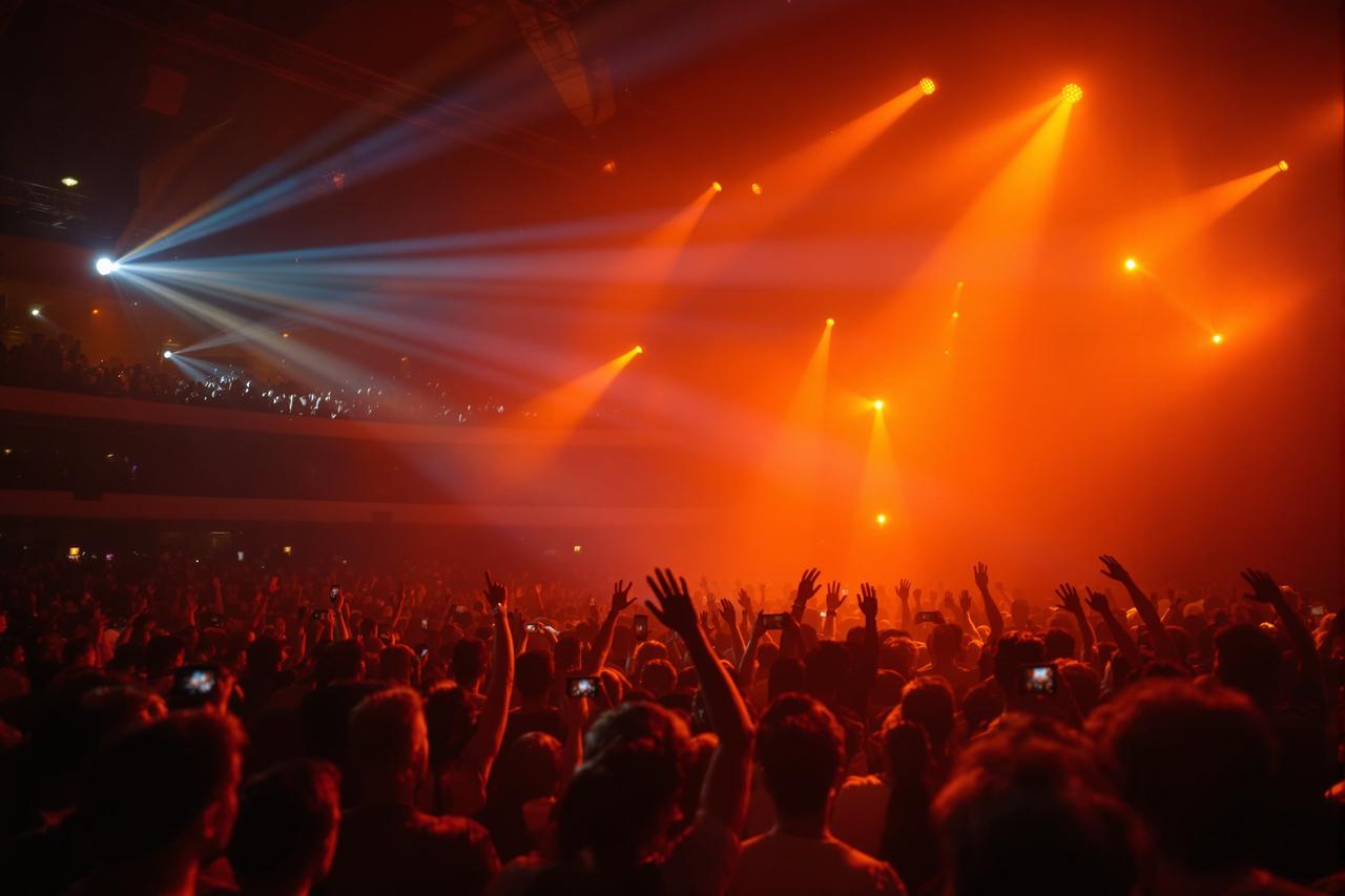 日韩看片影迷见面会圆满举行，万名粉丝热情参与